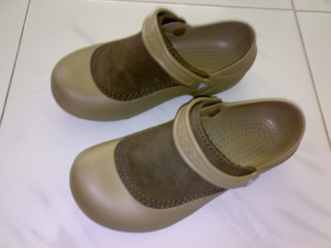 03-crocs-shoes-brown1